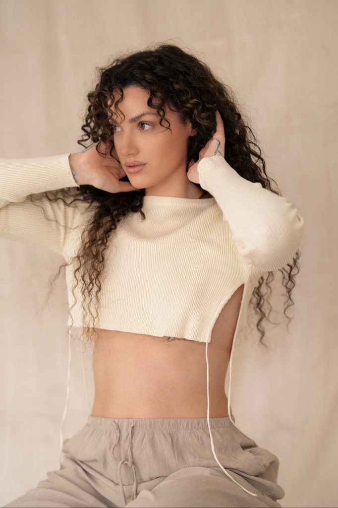 Modelbild-curly-brown-hair-extensions-bondings