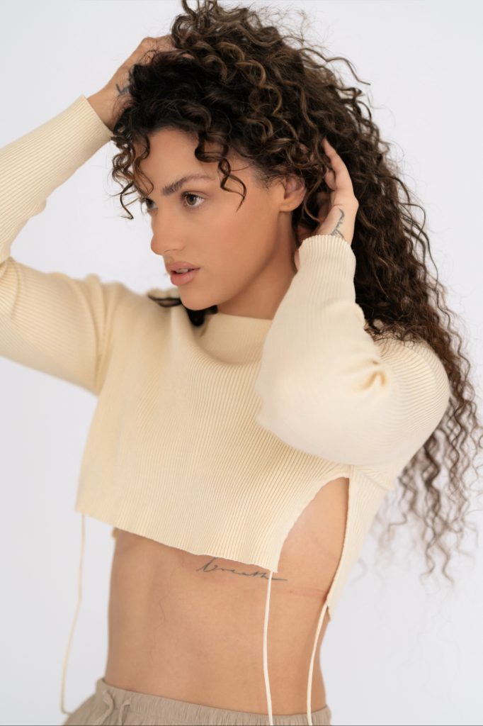 Modelbild-curly-brown-hair-extensions-bondings