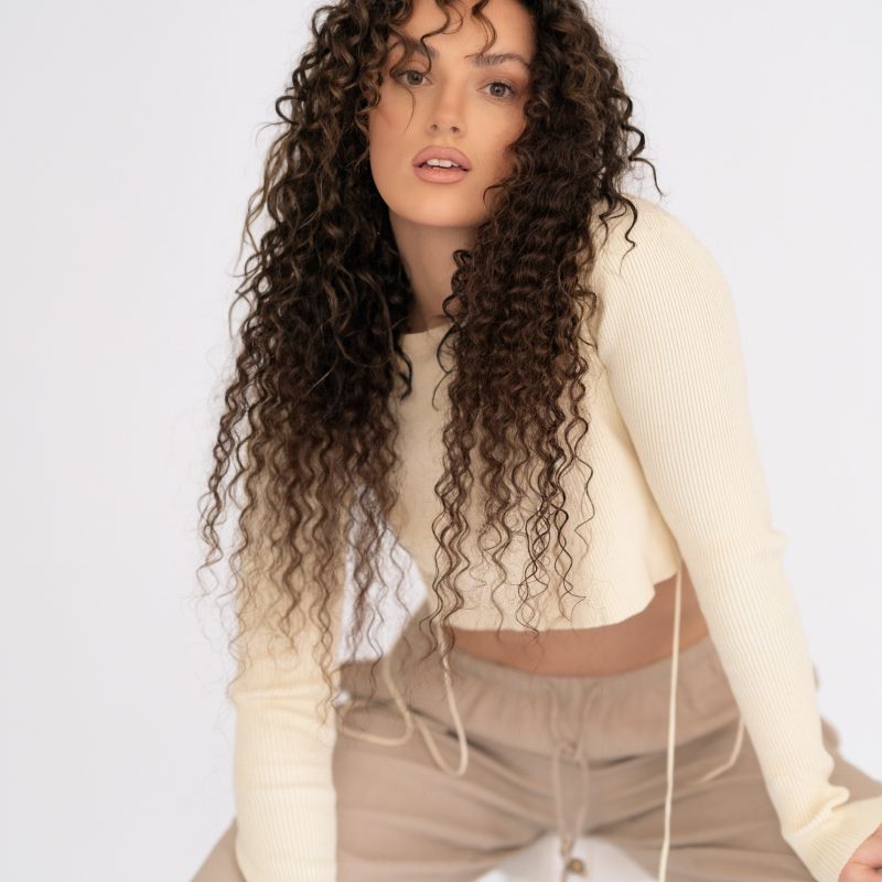 Modelbild-curly-brown-hair-extensions-bondings